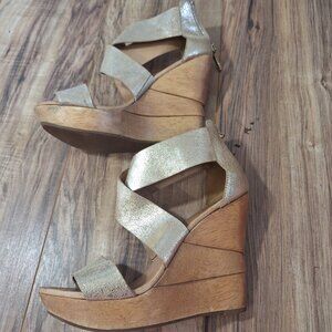 Diane Von Furstenberg Gold Metallic Leather Wedge Heel Sandals 8.5M With Back Zi